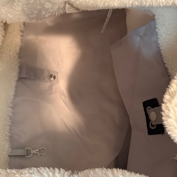 ALO Yoga Ivory Foxy Sherpa Tote - Picture 5 of 6